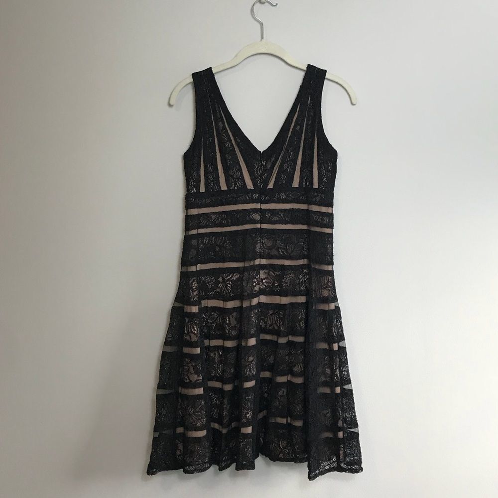 Xscape Gorgeous Medium Size 6 Black Lace V Neck Sleeveless Cocktail Dress - Picture 4 of 4